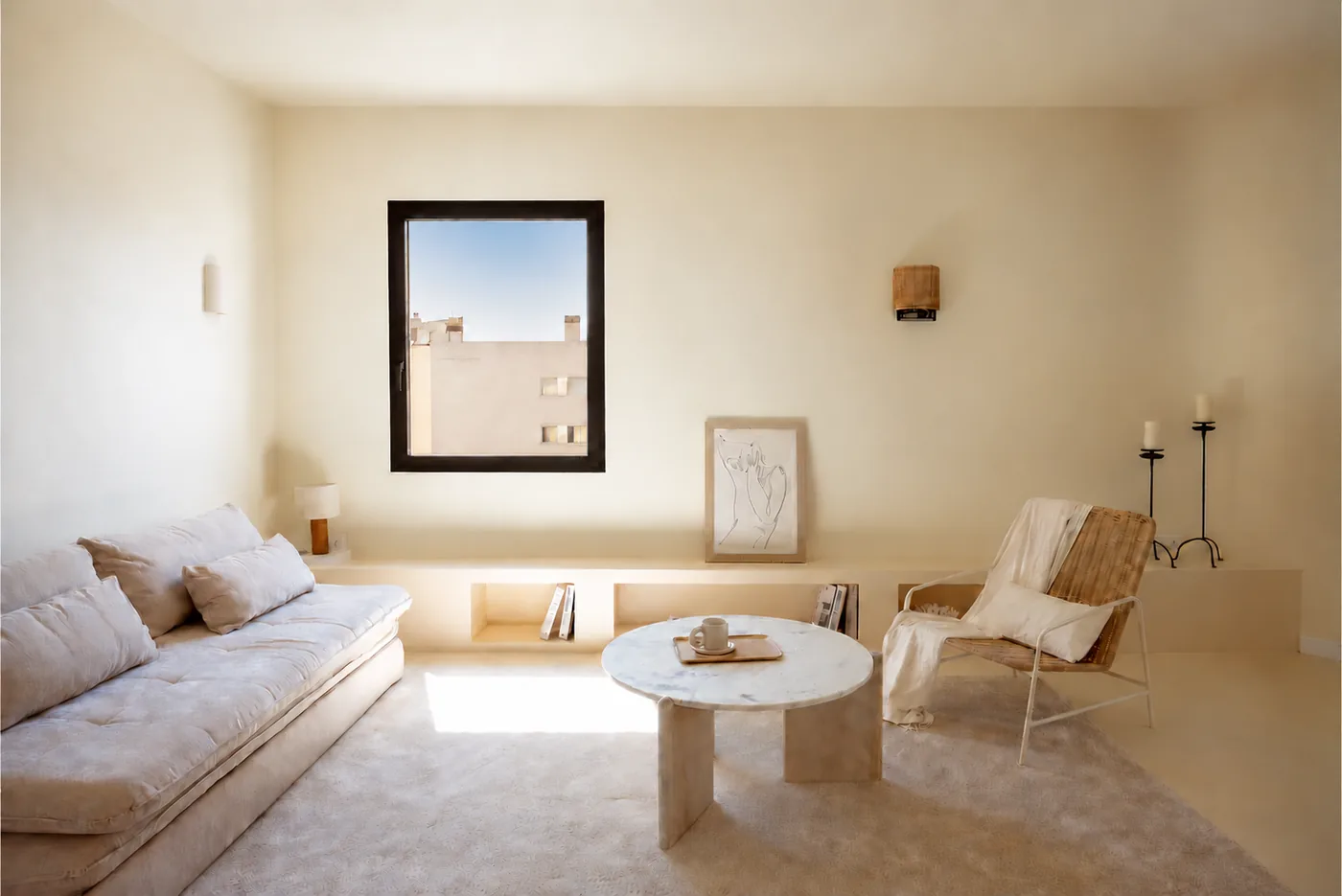 Projet Fluvia à Barcelone — salon lumineux aux tons beige